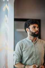 Obraz premium Business Group Collaborating and Sharing Ideas in a Diverse Co-Working Space