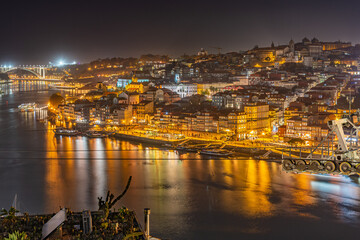 Explora la magia nocturna de Oporto, Portugal: una fusión de luces urbanas, paisajes encantadores...