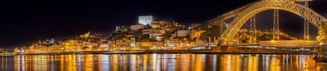 Explora la magia nocturna de Oporto, Portugal: una fusión de luces urbanas, paisajes encantadores...