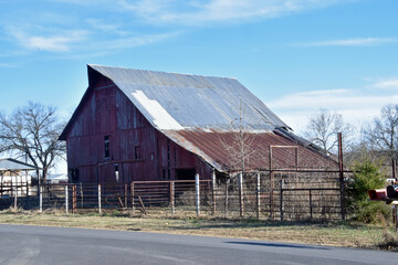 Fototapeta na wymiar Red Barn with tin Roof