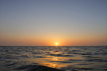 Obraz premium A sunrise or sunset from the sea. Generative AI