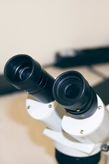 Obraz premium Microscope on the wooden desktop close up