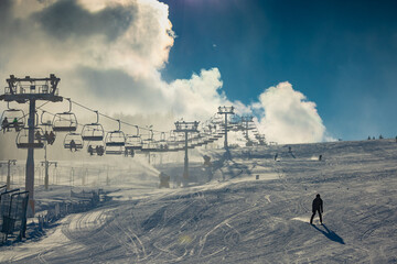 Stacja narciarska Master-Ski w Tyliczu zimą. Wyciąg narciarski.