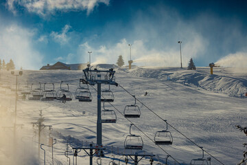 Stacja narciarska Master-Ski w Tyliczu zimą. Wyciąg narciarski.