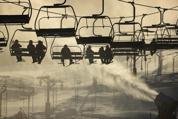 Stacja narciarska Master-Ski w Tyliczu zimą. Wyciąg narciarski. - obrazy, fototapety, plakaty