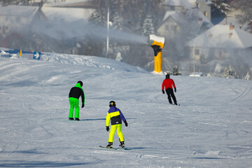 Stacja narciarska Master-Ski w Tyliczu zimą. Narciarze na stoku. - obrazy, fototapety, plakaty