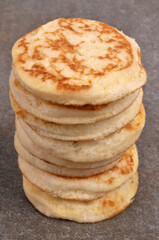 Blinis empilés en gros plan sur fond gris