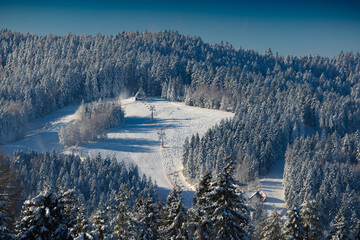 Stacja narciarska Master-Ski w Tyliczu zimą. Piękny, zimowy krajobraz. - obrazy, fototapety, plakaty