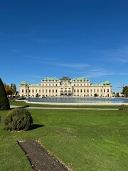 Bélvédère de Vienne par ciel bleu en novembre 2023  - obrazy, fototapety, plakaty