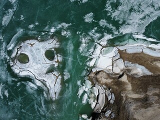 vereister see von oben in der schweiz 