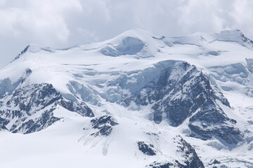 berg panorama mit schnee und wolken
