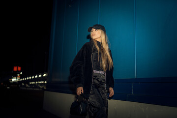 Chica rubia joven posando en la calle