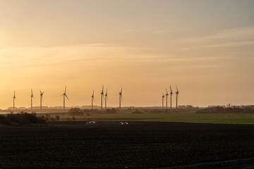 windkraftanlagen im sonnenaufgang