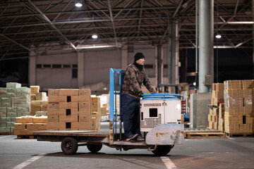 ターレットトラックに乗る男性