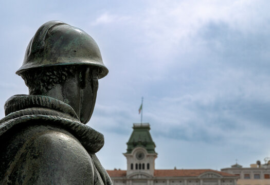 Dettaglio dei magnifici piloni portabandiera i Piazza dell'Unit&agrave; di Trieste, Friuli Venezia Giulia, Italia