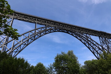 Blick auf die Müngstener Brücke, die höchste Eisenbahnbrücke Deutschlands bei Solingen in Nordrhein-Westfalen	