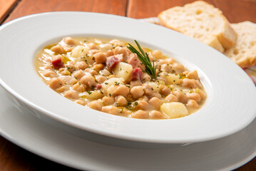Deliziosa minestra di ceci, patate e pancetta, cibo italiano 