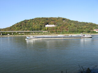Rheinschifffahrt Schlepper bei Unkel auf dem Rhein