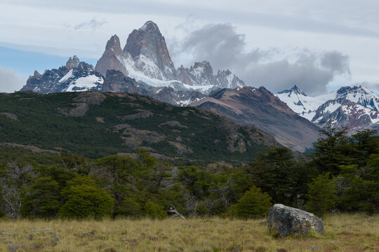 Vista del cerro Fitz Roy camino a loma del pliegue tumbado en El Chalt&eacute;n Argentina