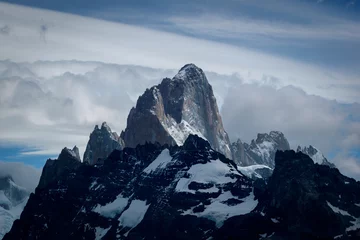 Deurstickers Cerro Chaltén Cerro Fitz Roy entre nubes El Chaltén Argentina