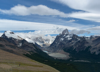 Vista panorámica de laguna torre, cerro torre, cerro fitz roy desde mirador de Loma del Pliegue Tumbado en El Chaltén Argentina