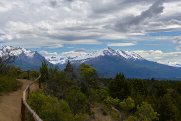 Vista panorámica de paisaje montañoso, parque nacional los alerces, Argentina