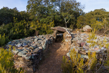 dolmen, tumulus et couloir s&eacute;pulcral