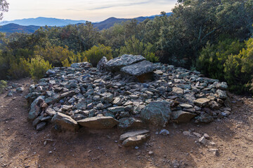 dolmen et tumulus dans les Aspres