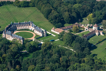 vue aérienne du château de Neuville dans les Yvelines en France