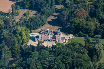 Fototapeta na wymiar vue aérienne du château de La Boissière dans les Yvelines en France