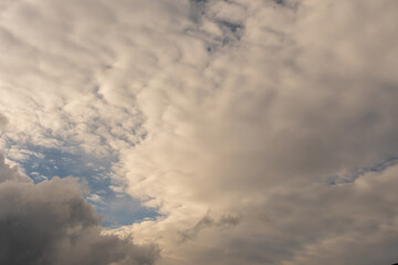 Obraz premium Soft Cloud Patterns on a Blue Sky