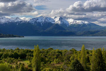 Fototapeta na wymiar Vista panorámica de paisaje montañoso con lago y árboles