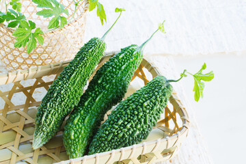 編み籠に入ったゴーヤの実