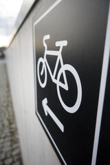 Oznakowanie kierunku poruszania się rowerów. 