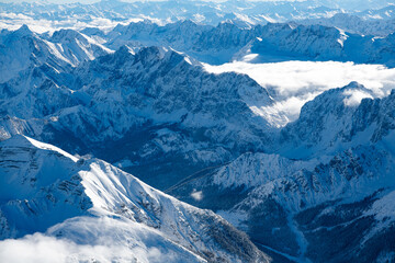 Winterliches Alpenpanorama aus einem Heißluftballon