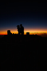 Obraz premium Silhouetted couple against a sunset
