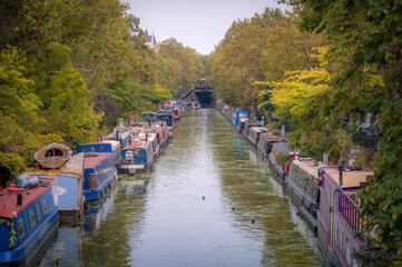 A canal neighborhood in the city of London