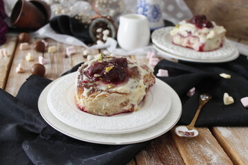 Cinnabon buns. Cinabon rolls with cream cheese and cream