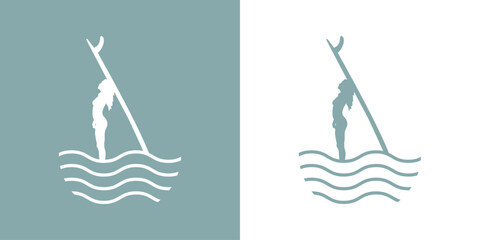 Logo club de surf. Silueta de mujer de pie con tabla de surf apoyada en la cabeza con olas de mar - obrazy, fototapety, plakaty