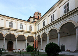 Fototapeta na wymiar chiostro del complesso monumentale di Santa Croce a Bosco Marengo (Alessandria)