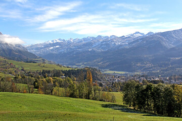 Fototapeta na wymiar vista autunnale sulla valle di Fiemme e la Catena del Lagorai (Trentino)