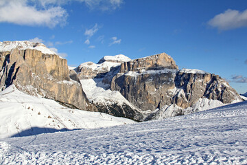 panoramica da ovest del Gruppo del Sella (Dolomiti di Fassa, Trentino)