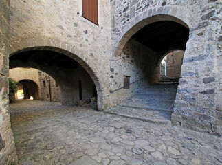 tratto porticato dell'antica "Via Mercatorum" a Cornello dei Tasso (Bergamo) © gabriffaldi