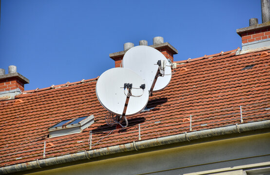 Dach, Hausdach, Satellitenantenne, Sat, Satellit, Sch&uuml;ssel, Antenne, Sat-Sch&uuml;ssel, Antennen, Dachziegel, rot, Empfang, DVB-S, DVB-S2, SD, HD, Astra, Empfangsantenne, LNB, Multifeed, Multifeed-Antenne,