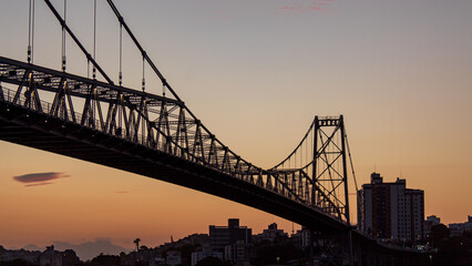  pôr-do-sol e  a ponte Hercílio Luz de Florianopolis SC Brasil Florianópolis