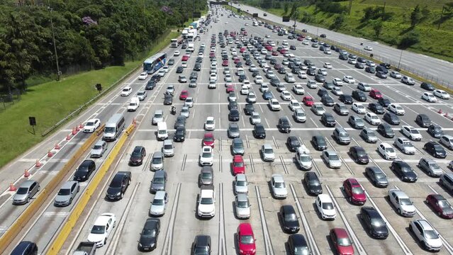 Sao Paulo, Brazil, December 29, 2023. Drivers heading towards the Baixada Santista, on the coast of S&atilde;o Paulo, face congestion on the roads this Friday (29).