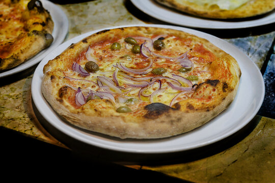pizza pugliese condita con cipolla rossa