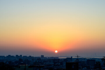 都市の夜明け。神戸の高台岡本梅林公園より神戸市街地をのぞむ。