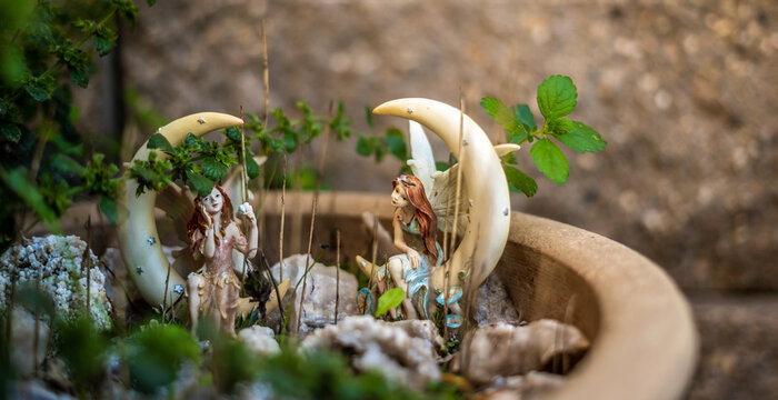 Little Fairy in the Moon Outside Figurines Garden Flower Pots