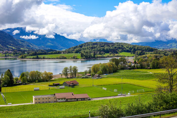 Panoramique du lac de Gruyères en Suisse